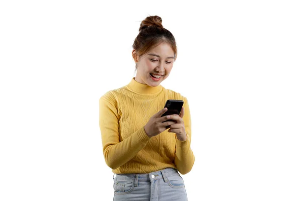 Porträtt Vacker Asiatisk Kvinna Gul Skjorta Som Spelar Smartphone Porträttkoncept — Stockfoto
