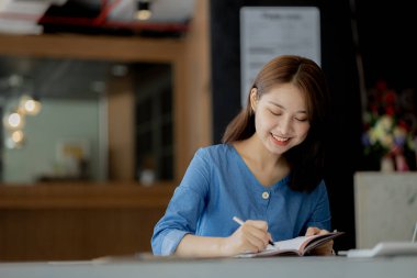 Ofiste çalışan Asyalı kadınlar, işletme yöneticisi olarak genç Asyalı iş kadınları, kurucu ve işletme yöneticileri, genç kadın iş adamları. Girişim iş konsepti.