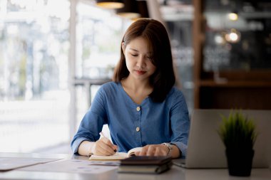 Ofiste çalışan Asyalı kadınlar, işletme yöneticisi olarak genç Asyalı iş kadınları, kurucu ve işletme yöneticileri, genç kadın iş adamları. Girişim iş konsepti.