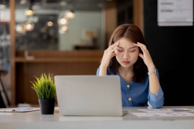 Ofiste çalışan güzel bir Asyalı kadın, bir şirket sahibi bir iş kadını, uzun ve büyük evrak işleri yüzünden başı ağrıyor ve başı dönüyor. İşten hastalık konsepti