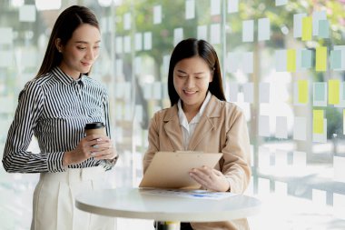 Bilgisayarlarındaki bilgilere bakan iki kadın, beyin fırtınası ve uygulama planlarını tartışan iki iş kadını, bir girişim kurmak için ortaklık kuruyorlar. Girişim şirketinin yönetim kavramı.
