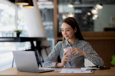 Güzel Asyalı kadın, yeni nesil girişimlere önderlik eden bir iş kadını, iş dünyasında güven ve istikrar oluşturmak için bir iş planı yürüten ve yöneten bir kadın, kadın güdümlü iş konsepti..