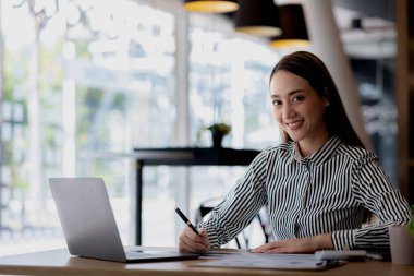 Güzel Asyalı kadın, yeni nesil girişimlere önderlik eden bir iş kadını, iş dünyasında güven ve istikrar oluşturmak için bir iş planı yürüten ve yöneten bir kadın, kadın güdümlü iş konsepti..