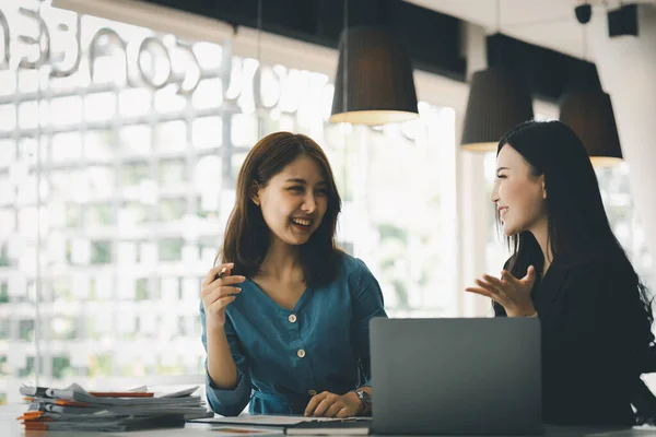 Atmosphere Office Startup Company Two Female Employees Discussing Brainstorming Ideas — Zdjęcie stockowe