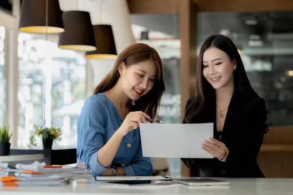 Atmosphere Office Startup Company Two Female Employees Discussing Brainstorming Ideas — Foto de Stock