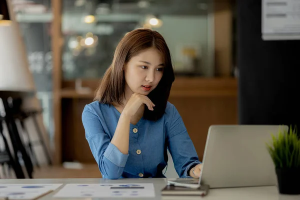 Asian Women Sitting Office Young Asian Business Women Business Executives — ストック写真