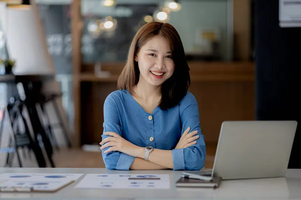 オフィスに座っているアジアの女性 ビジネスエグゼクティブとして若いアジアのビジネス女性 設立し スタートアップエグゼクティブ 若い女性ビジネスリーダーを実行しています スタートアップビジネスコンセプト — ストック写真