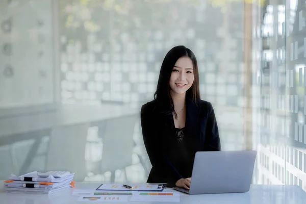 亚洲妇女坐在办公室里 年轻的亚洲女商人担任商业经理 创办和经营初创经理 年轻的女商业领袖 创业企业概念 — 图库照片