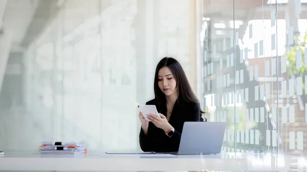 在办公室工作的亚洲妇女 担任商业主管的亚洲女青年 创办和经营初创主管 年轻女商业领袖 创业企业概念 — 图库照片