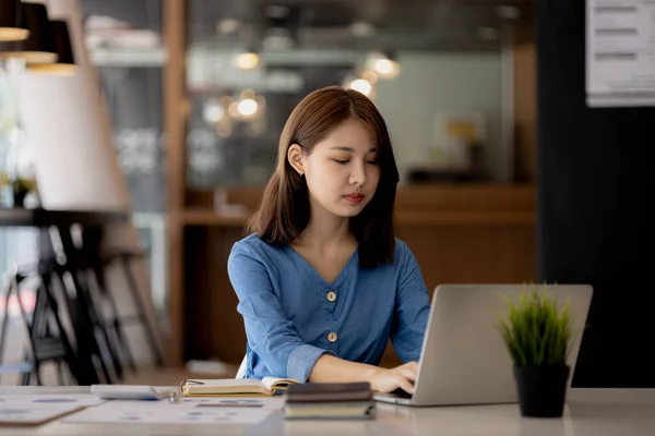 Asian Women Working Office Young Asian Business Women Business Executives — ストック写真