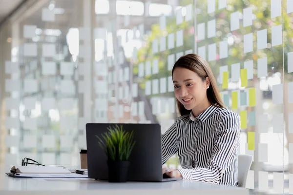 Krásná Asijské Mladá Žena Při Pohledu Informace Notebook Koncept Image — Stock fotografie