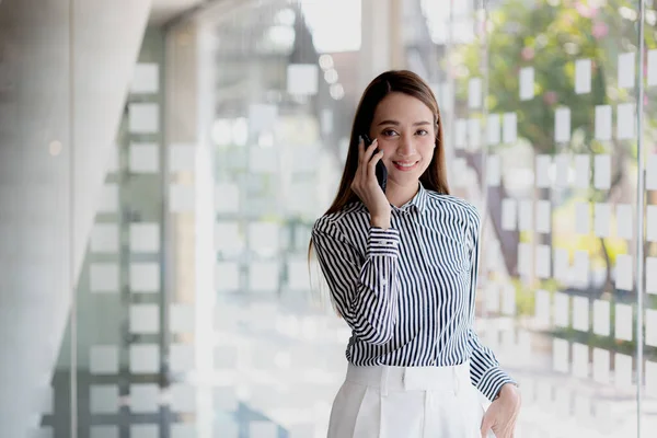 Asiatisk Kvinna Talar Telefon Hon Säljare Ett Uppstartsföretag Hon Ringer — Stockfoto