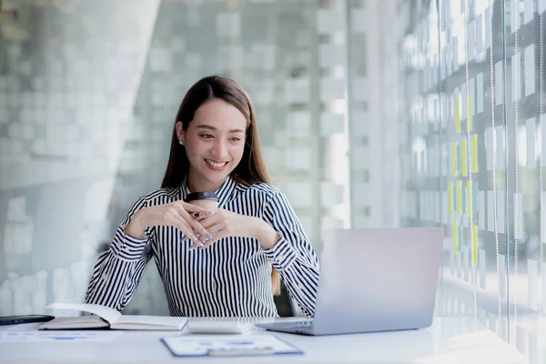 Beautiful Asian Woman Businesswoman Who Leads New Generation Startups Woman — Fotografia de Stock