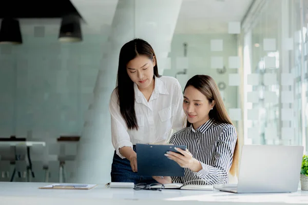 Two Women Looking Information Laptops Two Business Women Discussing Brainstorming — Foto de Stock