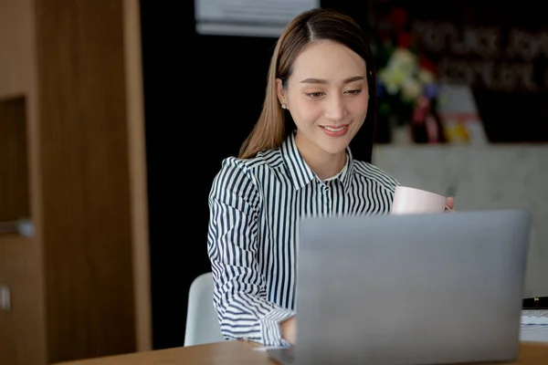 Beautiful Asian Young Woman Looking Information Laptop Concept Image Asian — Stok fotoğraf