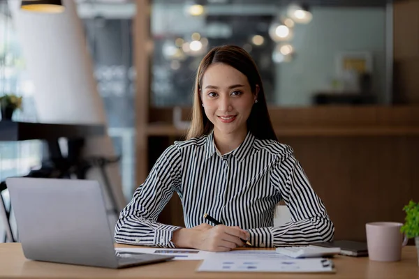 Beautiful Asian Woman Businesswoman Who Leads New Generation Startups Woman — Stockfoto
