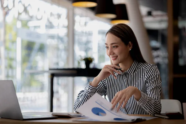 Beautiful Asian Businesswoman Sitting Her Private Office She Checking Company — Foto Stock