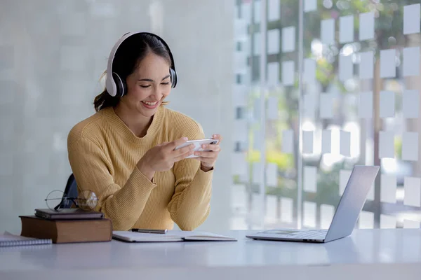 Beautiful Asian Woman Playing Games Her Smartphone Waiting Her Next — Stockfoto