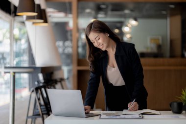 Güzel Asyalı kadın, yeni nesil girişimlere önderlik eden bir iş kadını, iş dünyasında güven ve istikrar oluşturmak için bir iş planı yürüten ve yöneten bir kadın, kadın güdümlü iş konsepti..
