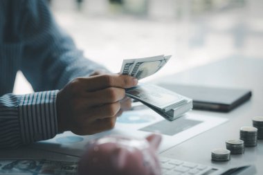 Bireyler dolar sayıyor, gelecek yatırımlar ve harcamalar için para biriktirme yolları, para büyümesi, hisse yatırımları. Büyümek ve sürdürülebilir olmak için para yatırımı fikri..