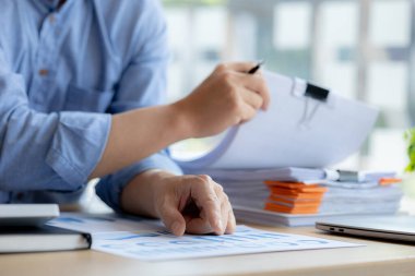 Şirket mali bilgilerini gösteren bir tabloya işaret eden işadamı, şirketin mali bilgilerini harita halinde gösteren özel bir ofiste oturuyor. Finansal kavramlar