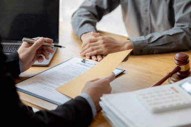 Müvekkillere ifade verecek avukat kavramları ve davalarda danışmanlık yapmak, hukuki yardım sağlamak, hukuku ve adaleti korumak, şeffaflıkla devam etmek, davaları mahkemede savunmak için avukatlar..