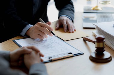 Müvekkillere ifade verecek avukat kavramları ve davalarda danışmanlık yapmak, hukuki yardım sağlamak, hukuku ve adaleti korumak, şeffaflıkla devam etmek, davaları mahkemede savunmak için avukatlar..