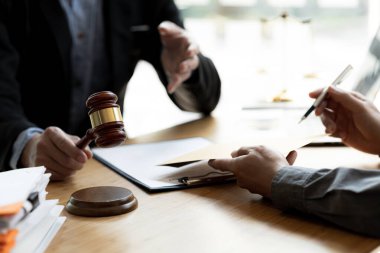 Müvekkillere ifade verecek avukat kavramları ve davalarda danışmanlık yapmak, hukuki yardım sağlamak, hukuku ve adaleti korumak, şeffaflıkla devam etmek, davaları mahkemede savunmak için avukatlar..