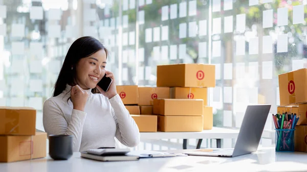 Asian Woman Talking Phone Customer Confirm Order She Owns Online — Stock Fotó