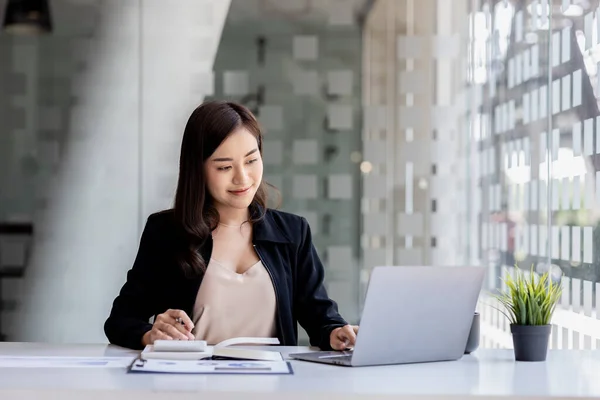 Una Hermosa Mujer Negocios Asiática Sentada Oficina Privada Está Revisando — Foto de Stock