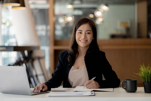 美しいアジアの女性は 次世代のスタートアップをリードする実業家であり ビジネスの信頼と安定性を構築するためのビジネスプランを実行し 管理する女性 女性主導のビジネスコンセプト — ストック写真