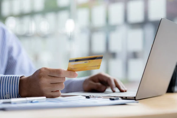 Egy Személy Rendelkezik Hitelkártyával Online Fizetéshez Hitelkártyás Fizetések Laptopon Mobiltelefonon — Stock Fotó