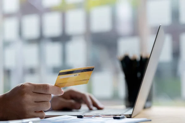Egy Személy Rendelkezik Hitelkártyával Online Fizetéshez Hitelkártyás Fizetések Laptopon Mobiltelefonon — Stock Fotó