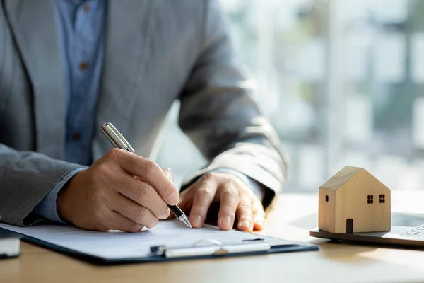 Salesperson Housing Estate Project Preparing Verifying Contract Sale Customer Who — Foto de Stock