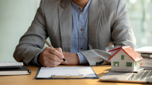 Vendedor Propriedade Imobiliária Projeto Está Preparando Verificando Contrato Venda Para — Fotografia de Stock