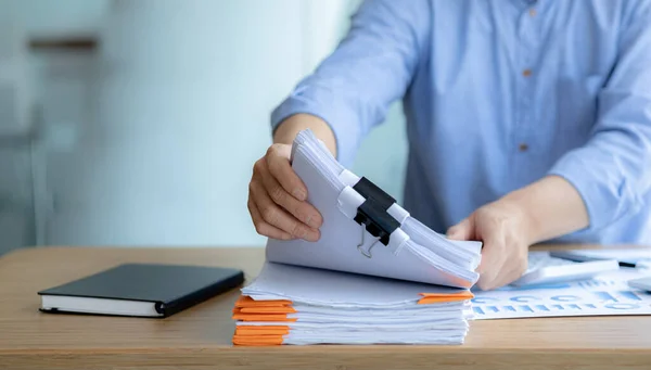 Office Worker Working Company Tidying Paperwork His Desk Start Working — Zdjęcie stockowe