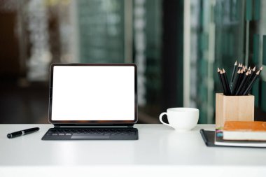 Şirket masası, boş tablet ekran, boş ofis, pazarlama çalışanlarının ofisindeki ofis odası, ofis ekipmanlarıyla dolu masa, pencere masası. Ofis masası yerleştirme fikirleri.