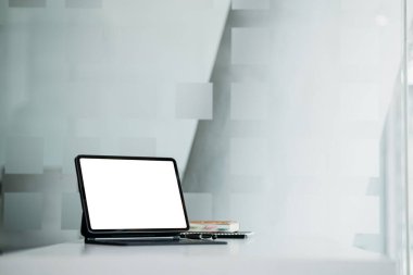 Şirket masası, boş tablet ekran, boş ofis, pazarlama çalışanlarının ofisindeki ofis odası, ofis ekipmanlarıyla dolu masa, pencere masası. Ofis masası yerleştirme fikirleri.