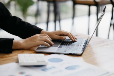 Finansal verileri, kripto para birimleri dünyasındaki iş büyümesini ve mevcut küresel ekonomiyi savaş ve dengesizlikle izlemek için ellerinizi klavyenin üzerine koyun. Finans ve yatırım kavramları.