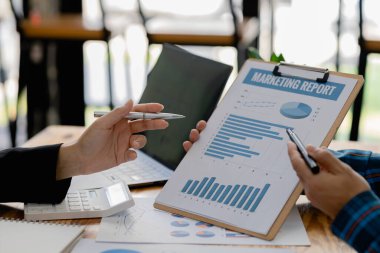 Şirket toplantı odasında iş adamları ve finans müdürleri finans konularında bir araya geliyor, belgeler hakkında bilgi topluyor ve birlikte tartışıyorlar. Şirket mali yönetimi kavramı