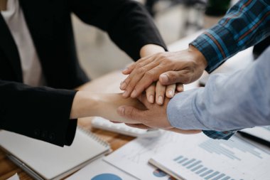 Girişim yönetim ekibinin koordinasyonu, iş adamları ortak girişim şirketleri kuruyor, bunlar genç girişimciler, şirket kuruyorlar. Birlikte şirketin kar etmesini sağlayacak bir plan yapacağız..