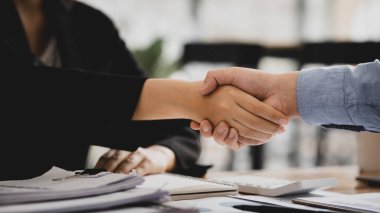 İş anlaşmaları ve tokalaşmalar, yeni şirket pazarlama takım toplantıları, uygulama planlaması için beyin fırtınası oturumları, yeni nesiller tarafından yönetilme. Yeni bir şirket kurma fikri.