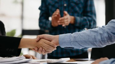 Business dealings and handshakes, startup company marketing team meetings, brainstorming sessions for implementation planning, management by new generations. The idea of opening a startup company.