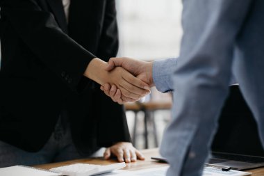 İş anlaşmaları ve tokalaşmalar, yeni şirket pazarlama takım toplantıları, uygulama planlaması için beyin fırtınası oturumları, yeni nesiller tarafından yönetilme. Yeni bir şirket kurma fikri.