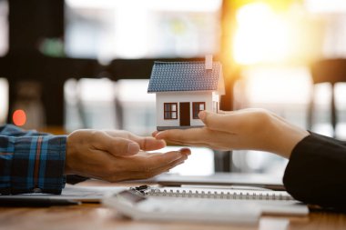 Emlakçılar projenin bir konut modelini müşterilere ev teslimatı olarak gönderiyorlar. Emlak ticareti fikirleri ve banka kredileri ev ve arazi alım satımı ve satımı için.