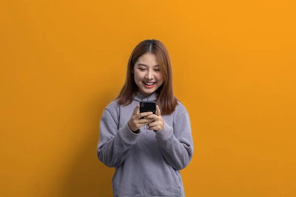 Porträtt Vacker Asiatisk Kvinna Som Håller Mobiltelefon Isolerad Bakgrund Porträtt — Stockfoto