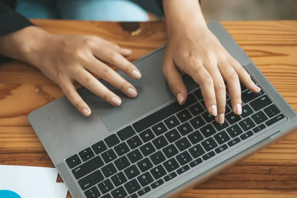 Primer Plano Las Manos Apoyadas Teclado Para Ver Los Datos —  Fotos de Stock