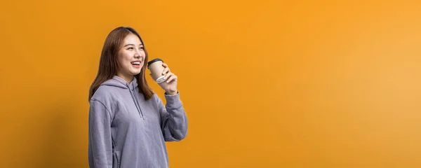 Porträtt Vacker Asiatisk Kvinna Som Håller Ett Papper Kaffekopp Isolerad — Stockfoto
