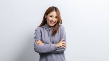 İzole edilmiş sarı arka planda neşeli pozlar veren güzel Asyalı kadın portresi, reklam ve tabela için kullanılan portre konsepti, beyaz arka planda izole edilmiş, kopyalama alanı.