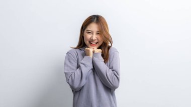 İzole edilmiş sarı arka planda neşeli pozlar veren güzel Asyalı kadın portresi, reklam ve tabela için kullanılan portre konsepti, beyaz arka planda izole edilmiş, kopyalama alanı.